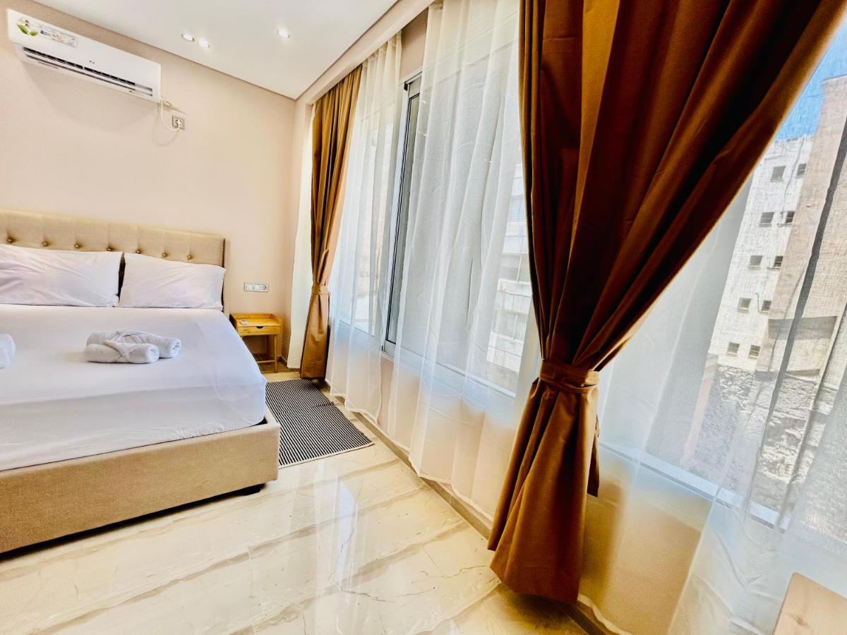 Port Twins Suites No1 Pireus Exteriör bild