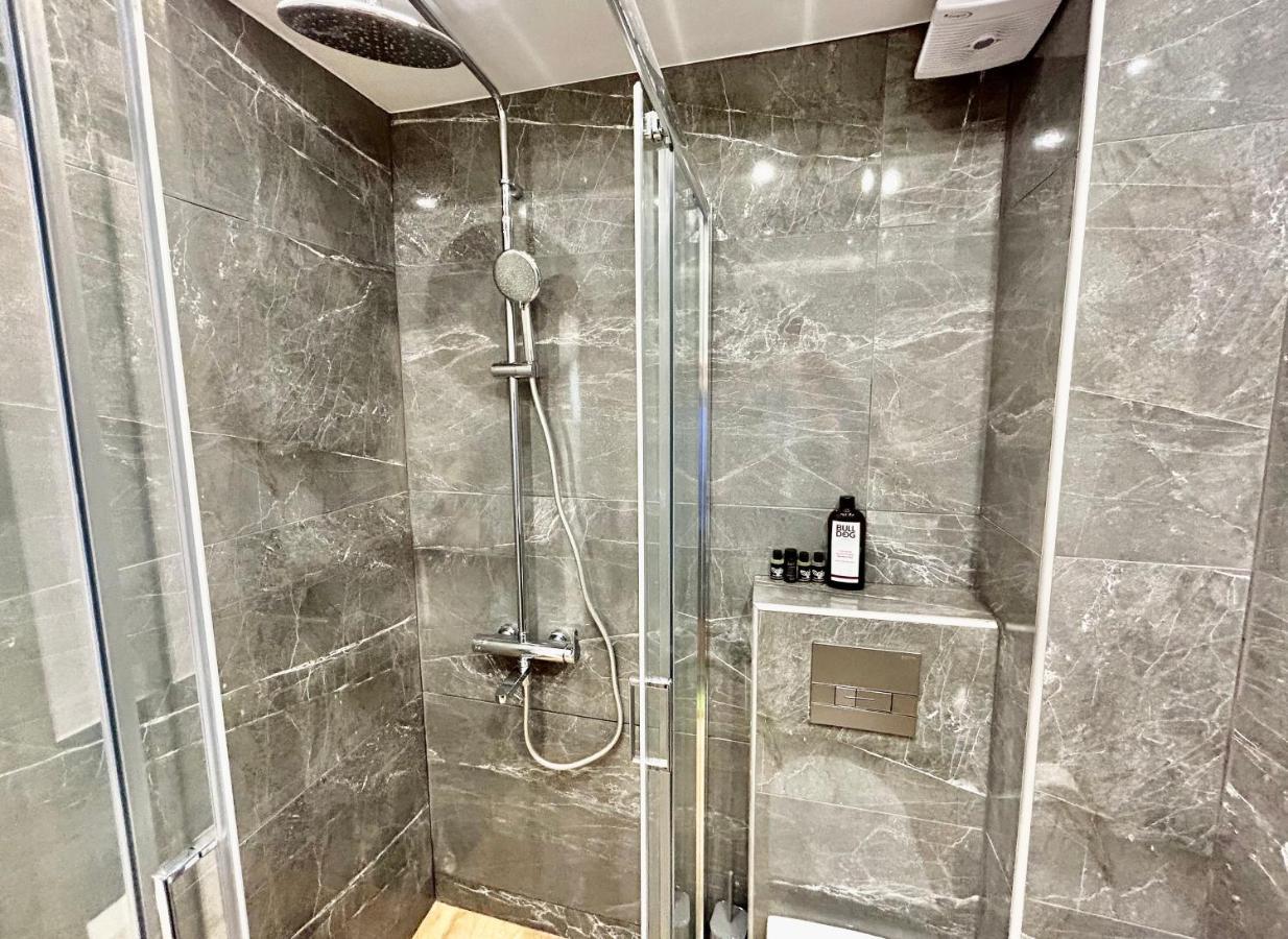 Port Twins Suites No1 Pireus Exteriör bild