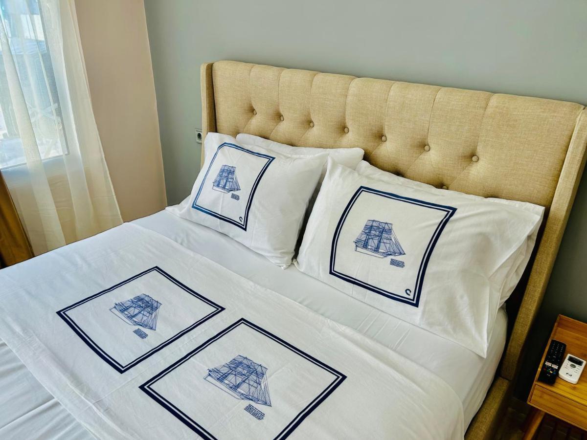 Port Twins Suites No1 Pireus Exteriör bild
