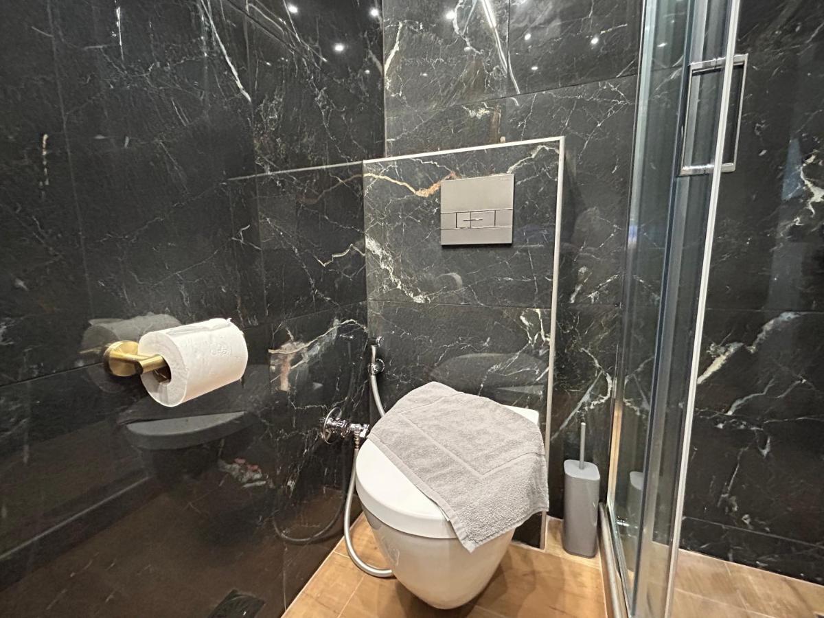Port Twins Suites No1 Pireus Exteriör bild