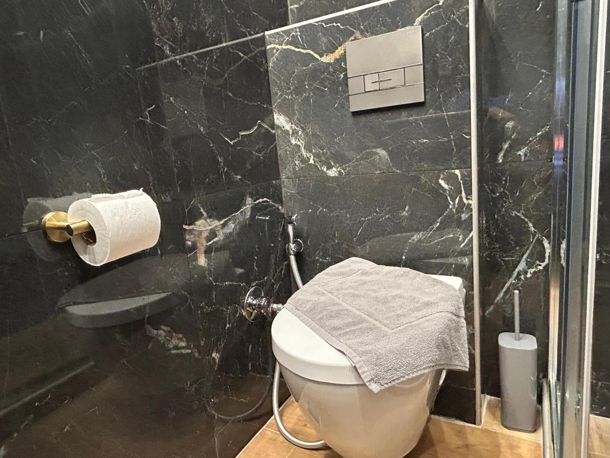 Port Twins Suites No1 Pireus Exteriör bild